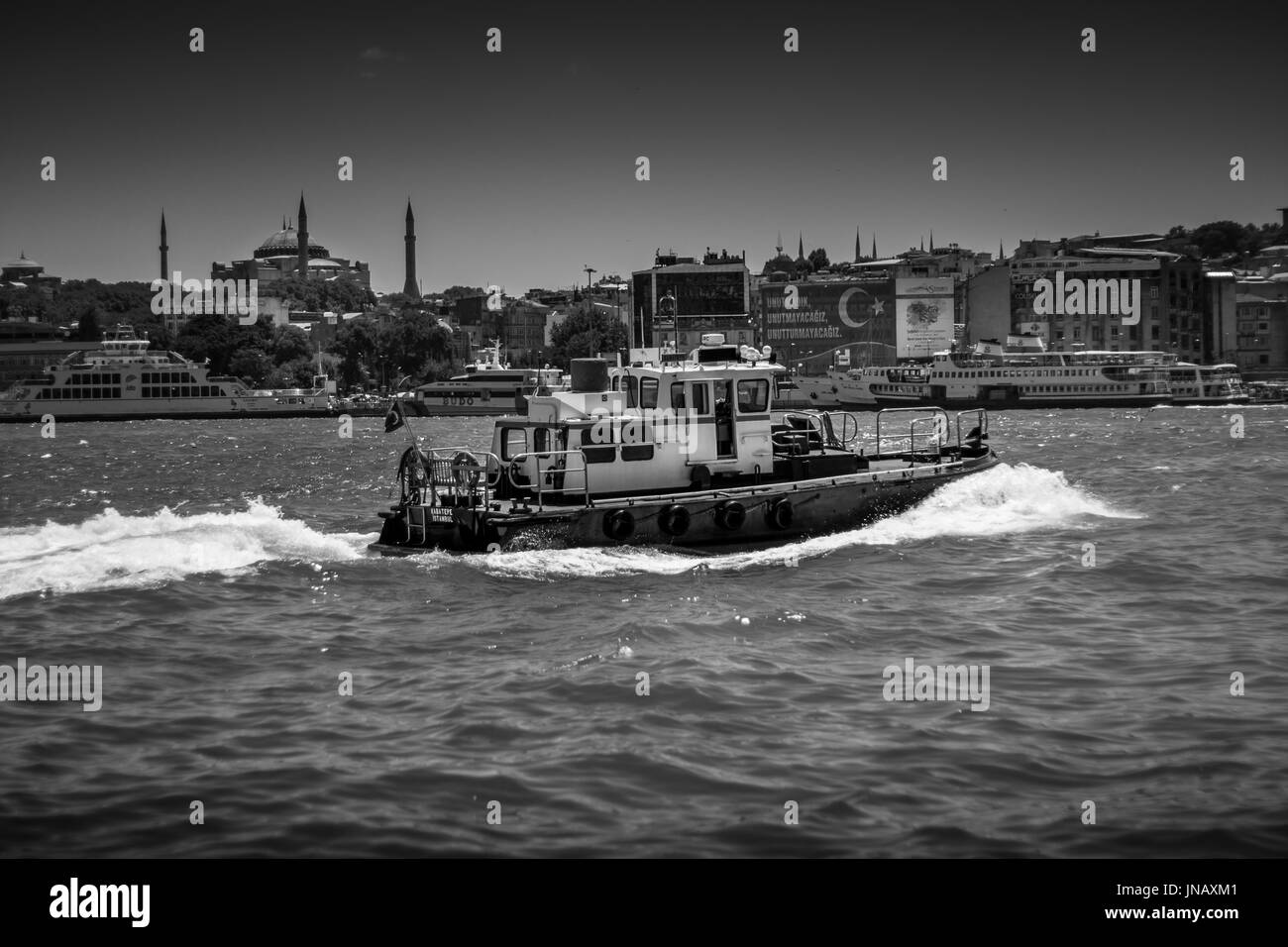 Istanbul, Türkei - 19. Juli 2017: Ein Schlepper herein durch Bosporus Stockfoto