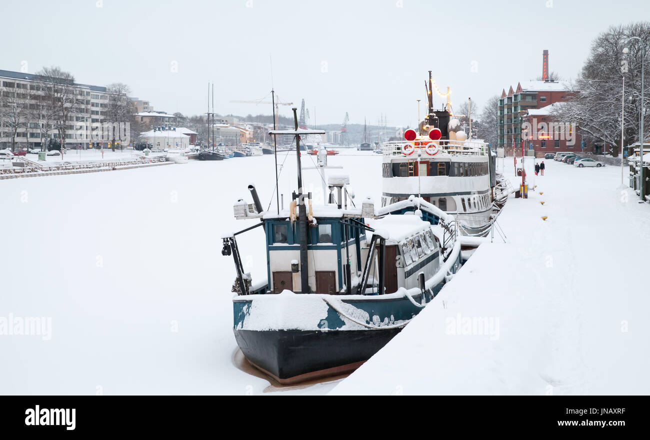 Kleine Boote sind in der Nähe Fluss Küste in der Stadt Turku, Finnland festgemacht. Stockfoto
