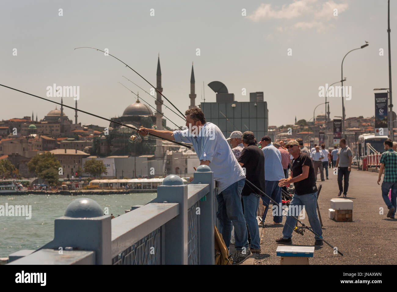 Istanbul, Türkei - 19. Juli 2017: Männer Fisihing auf Galata-Brücke in einem sauberen Tag Stockfoto