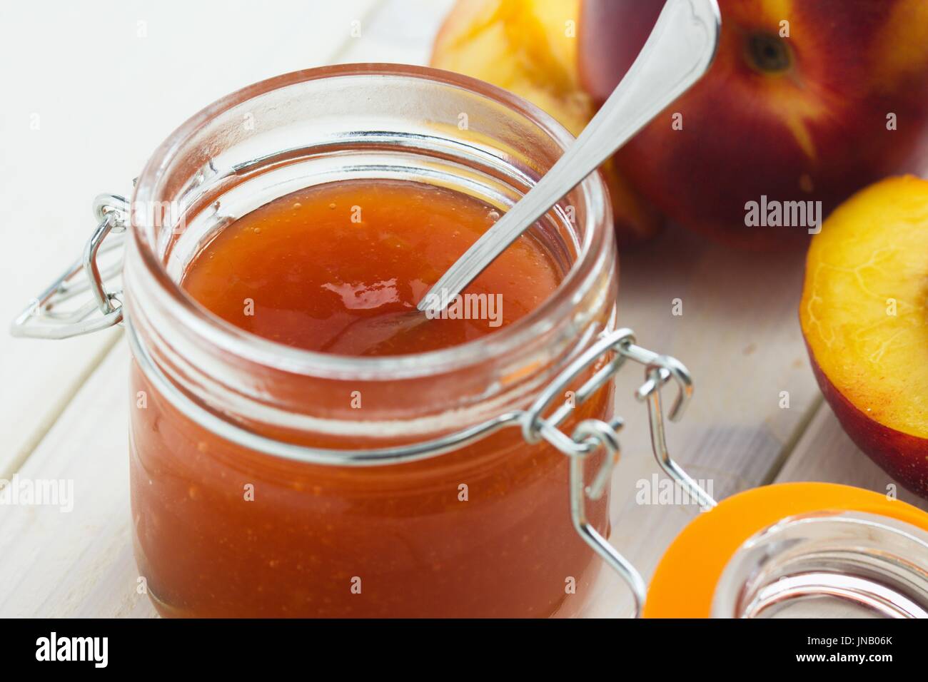 Glasglas Pfirsiche und Nektarinen Marmelade mit Nektarinen auf Tafel Stockfoto