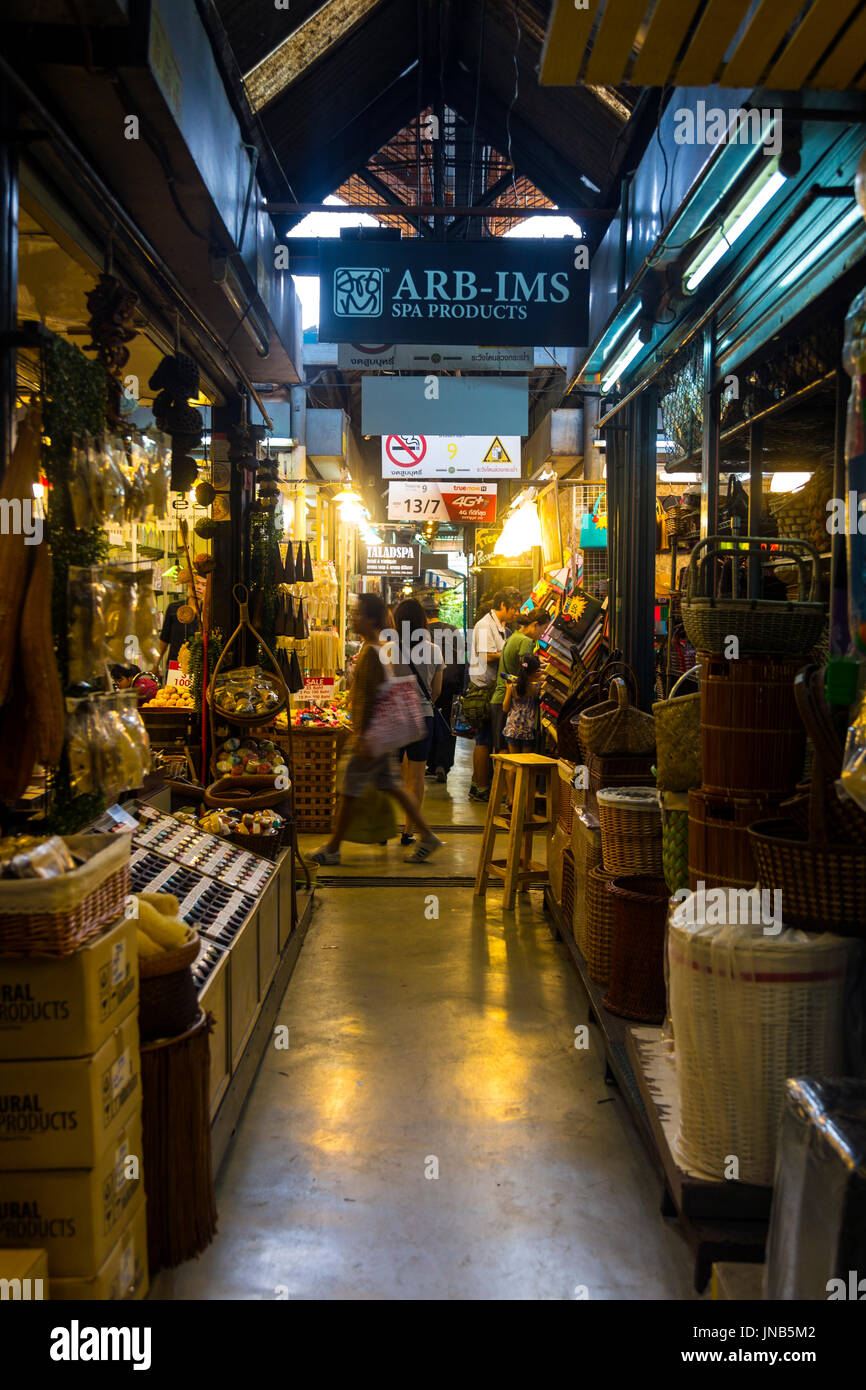 Schmaler Pfad zwischen den Ständen zu Chatuchak Weekend Market, Thailand, Bangkok Stockfoto