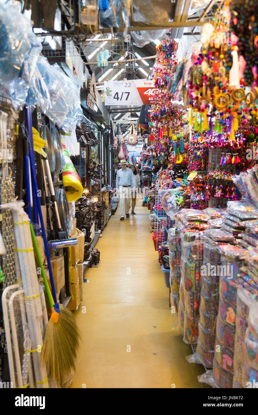 Schmalen Korridor zwischen den Ständen am Chatuchak Market, Bangkok, Thailand Stockfoto