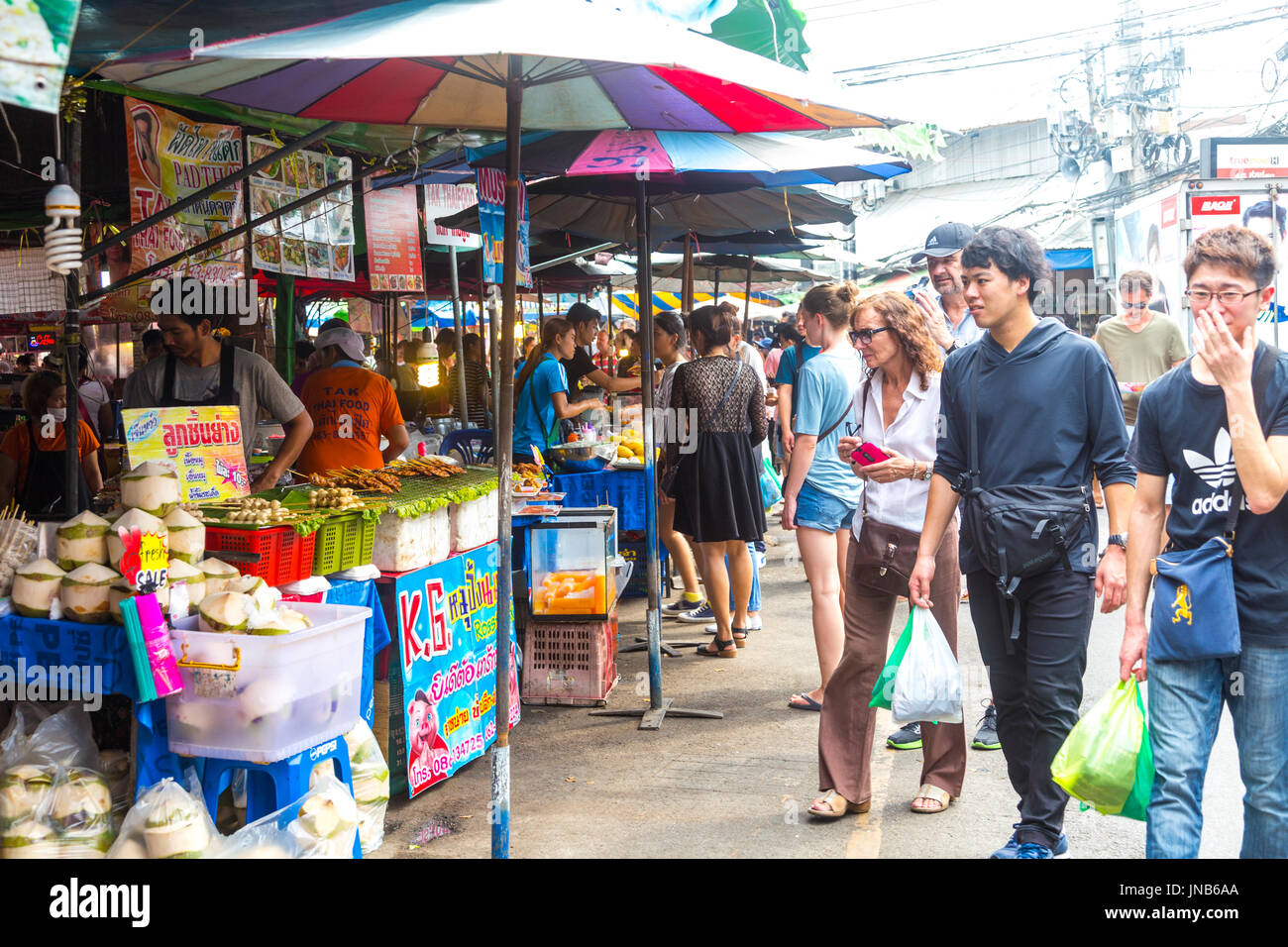 Thailändische Garküchen und Menschenmengen gehen bei Chatuchak Market, Bangkok, Thailand Stockfoto