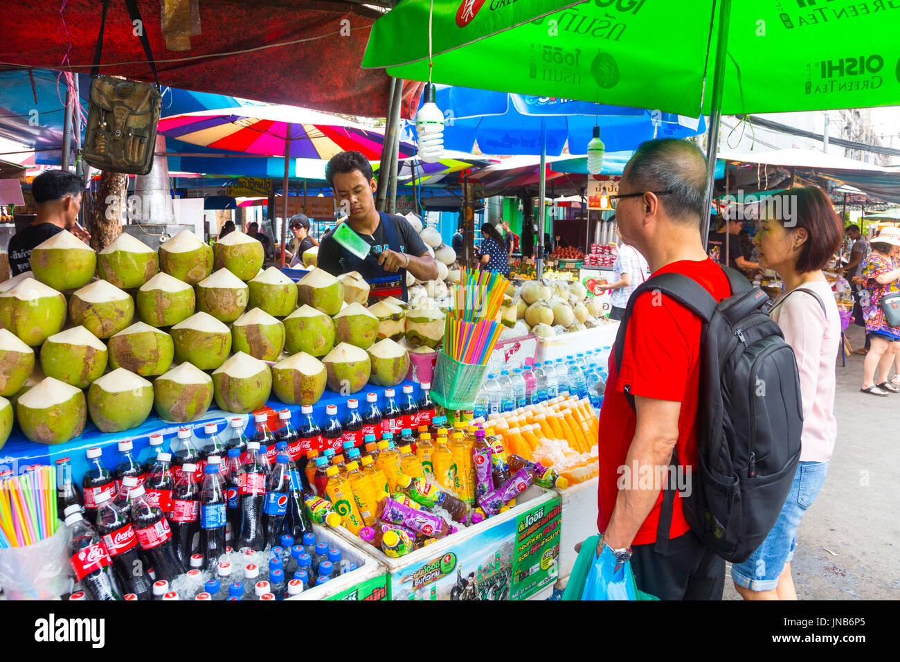 Frische Kokosnuss im Chatuchak Market, Bangkok, Thailand Abschaltdruck Stockfoto