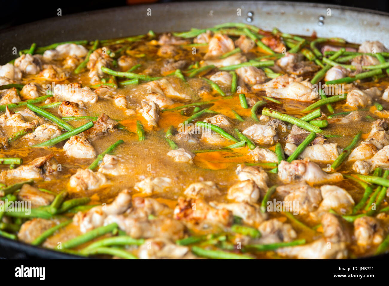 Bean und Chicken Thai Curry in einem großen Topf bei Chatuchak Market, Bangkok, Thailand Stockfoto