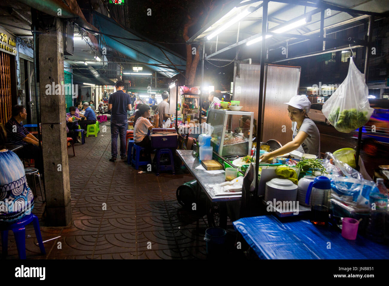 Essensstände auf einem Nachtmarkt in Chinatown, Bangkok, Thailand Stockfoto