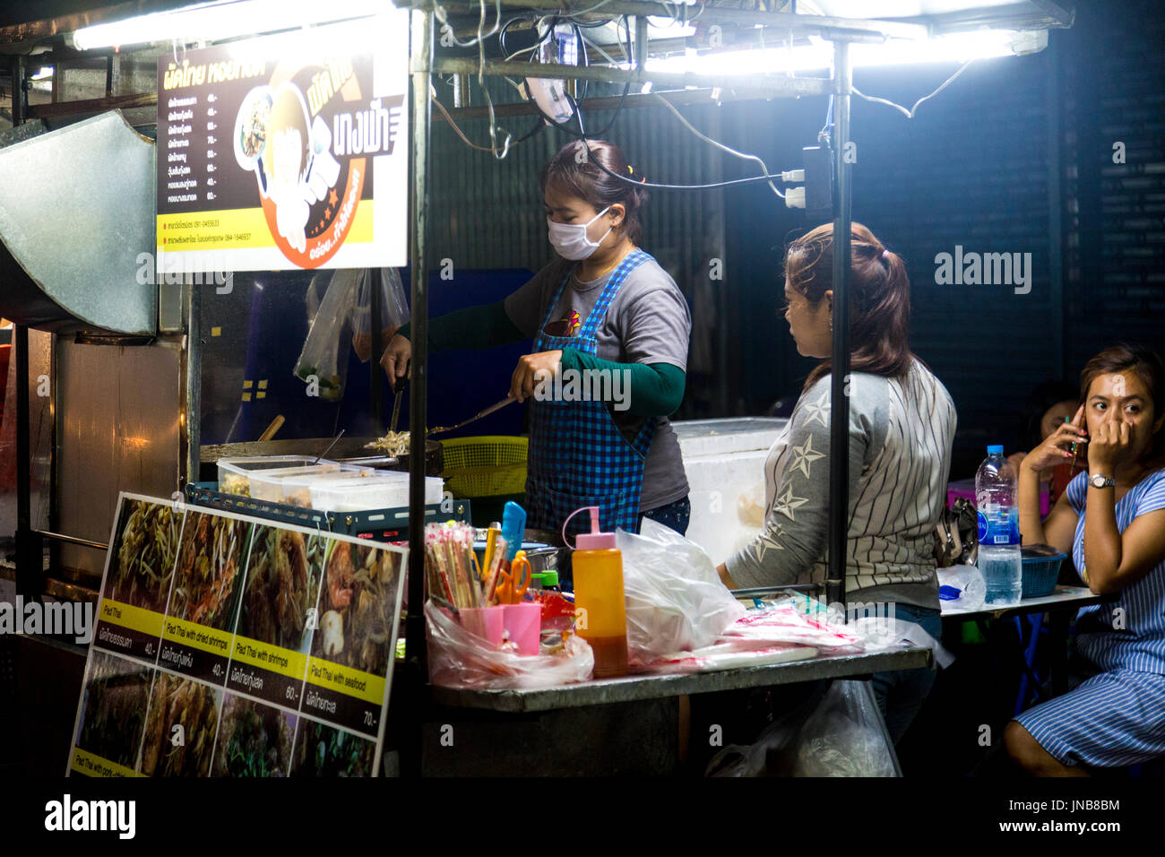 Essensstände auf einem Nachtmarkt in Chinatown, Bangkok, Thailand Stockfoto