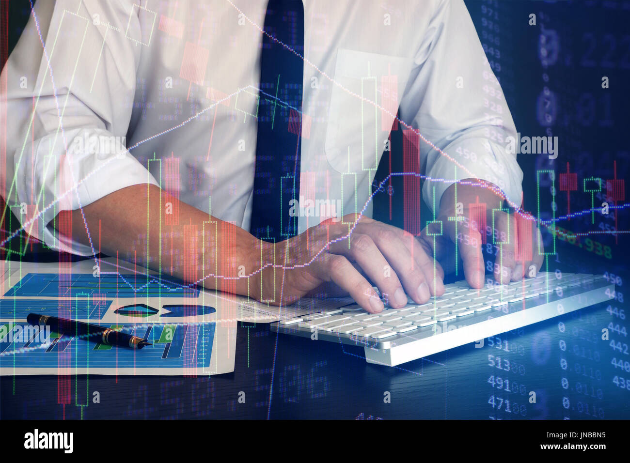 Online Trading Technologie Konzept. Unternehmer arbeiten mit Laptop. Stockfoto