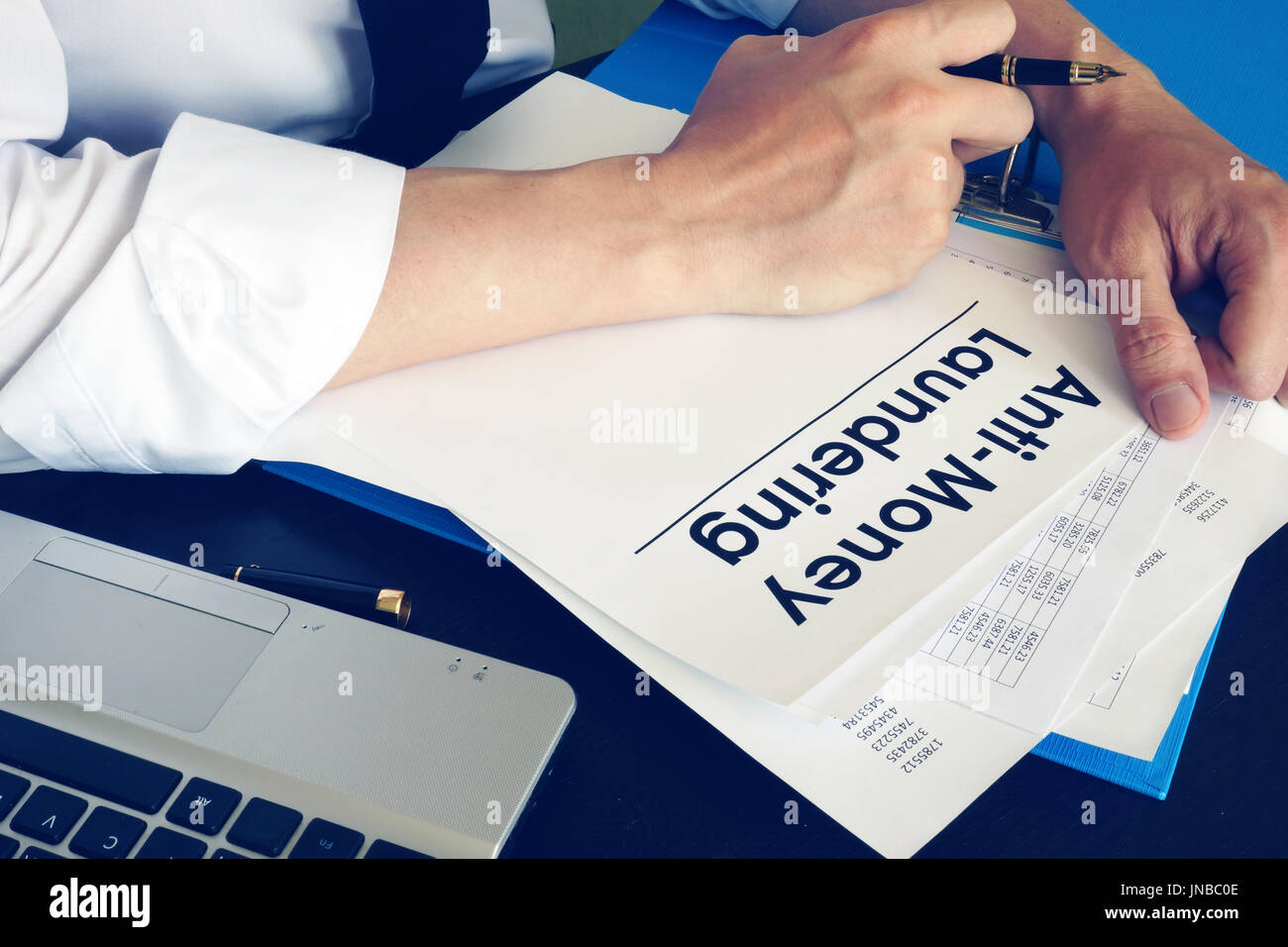 Der Mensch ist mit der Geldwäsche AML. Stockfoto