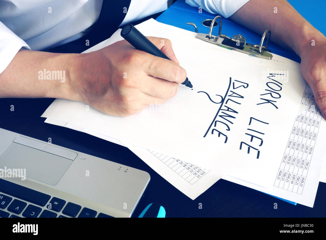 Der Mensch ist das Schreiben Wörter Balance arbeiten. Stockfoto