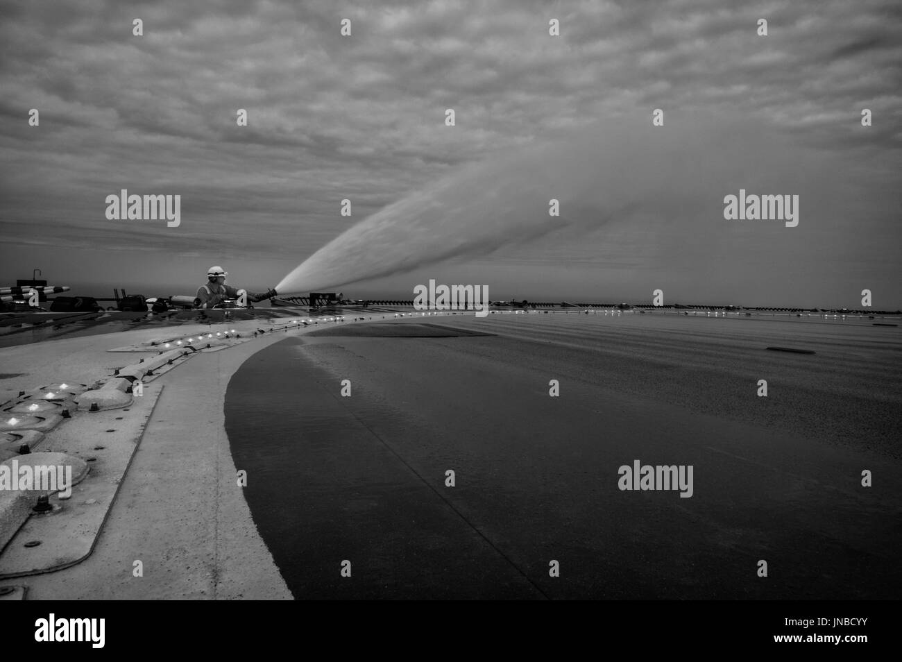 Offshore Heli deck Assistant, Prüfung der Feuer Wasser Monitoren, eine wöchentliche Überprüfung der Credit: LEE RAMSDEN/ALAMY Stockfoto