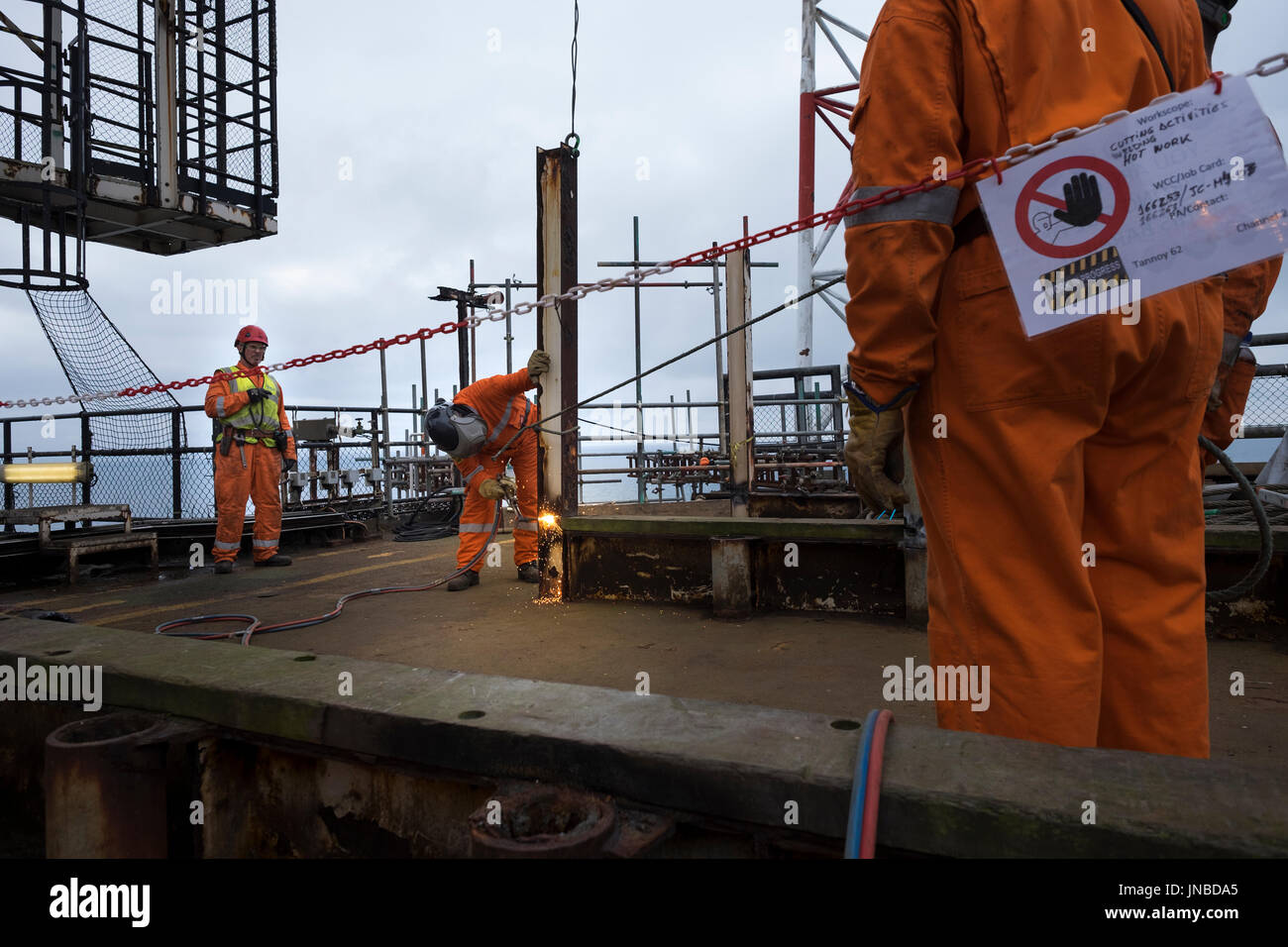 Industrielle Arbeit, mit Sauerstoff Acetylen schneiden als Teil der Stilllegung einer Nordsee Bohrinsel. Credit: LEE RAMSDEN/ALAMY Stockfoto