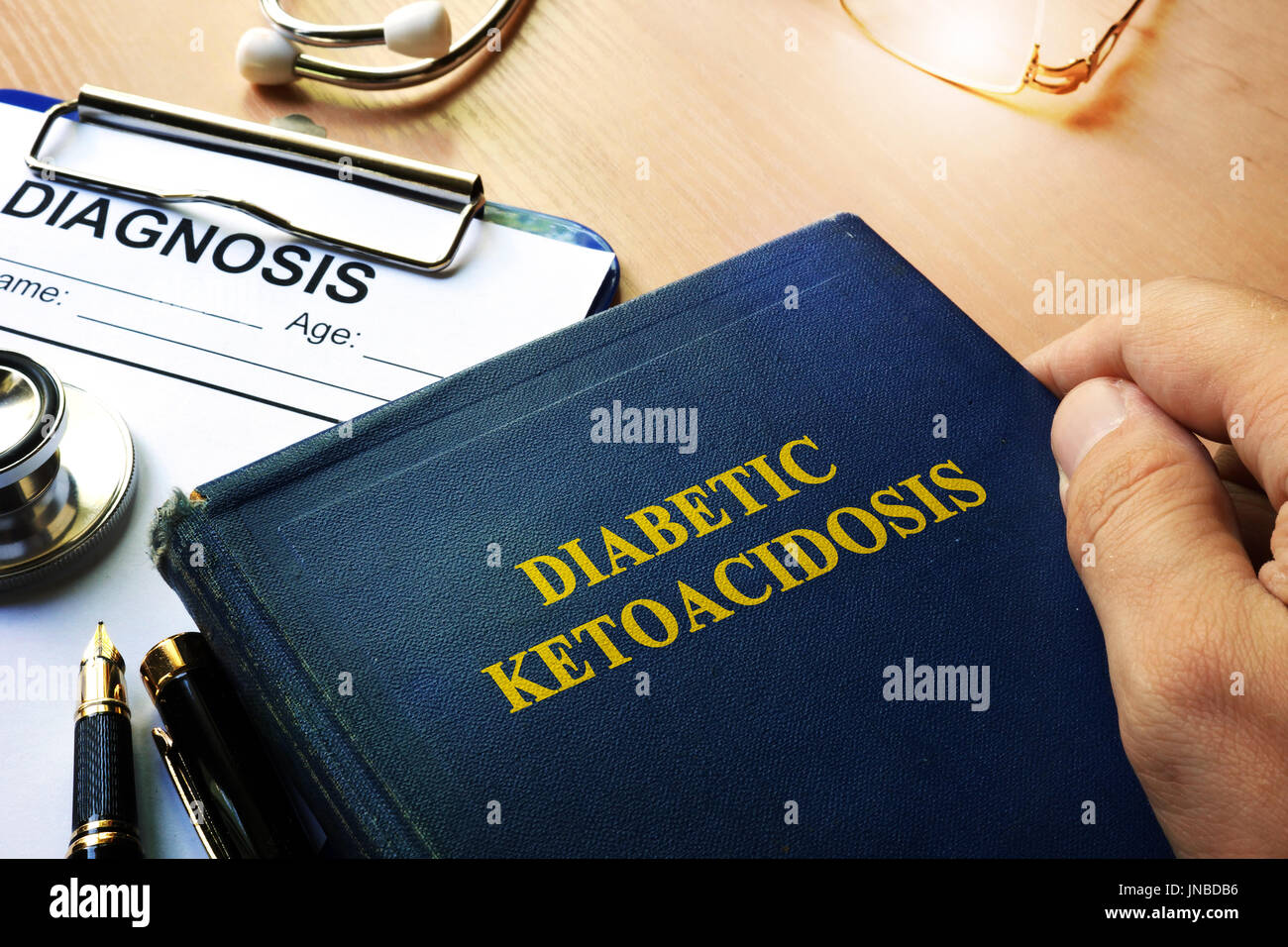 Diabetische Ketoazidose Konzept. Arzt holding Buch über die Unordnung. Stockfoto