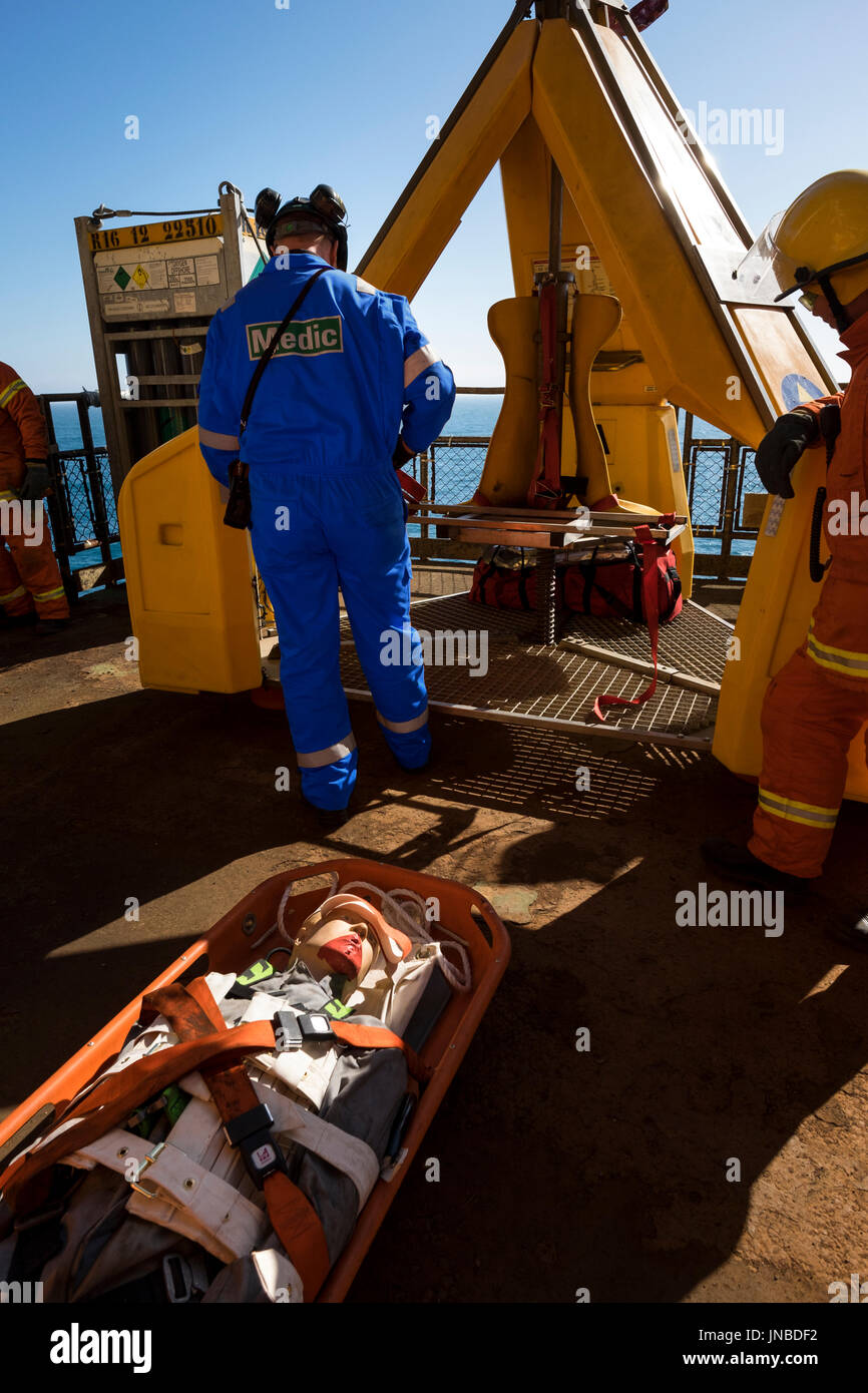 Ein Sanitäter mit blauen Anzüge/Overalls, Dummy Unfall auf einer Bahre in den Frosch geladen werden. Quelle: LEE RAMSDEN/ALAMY Stockfoto