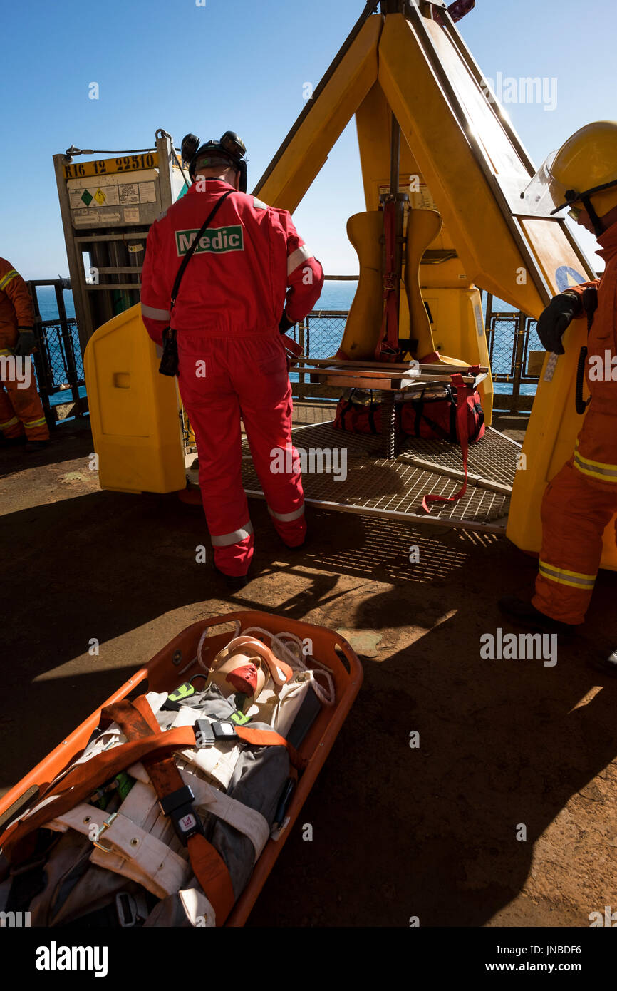 Ein Sanitäter mit roten Overalls/overalls Dummy Unfall auf einer Bahre in den Frosch geladen werden. Quelle: LEE RAMSDEN/ALAMY Stockfoto