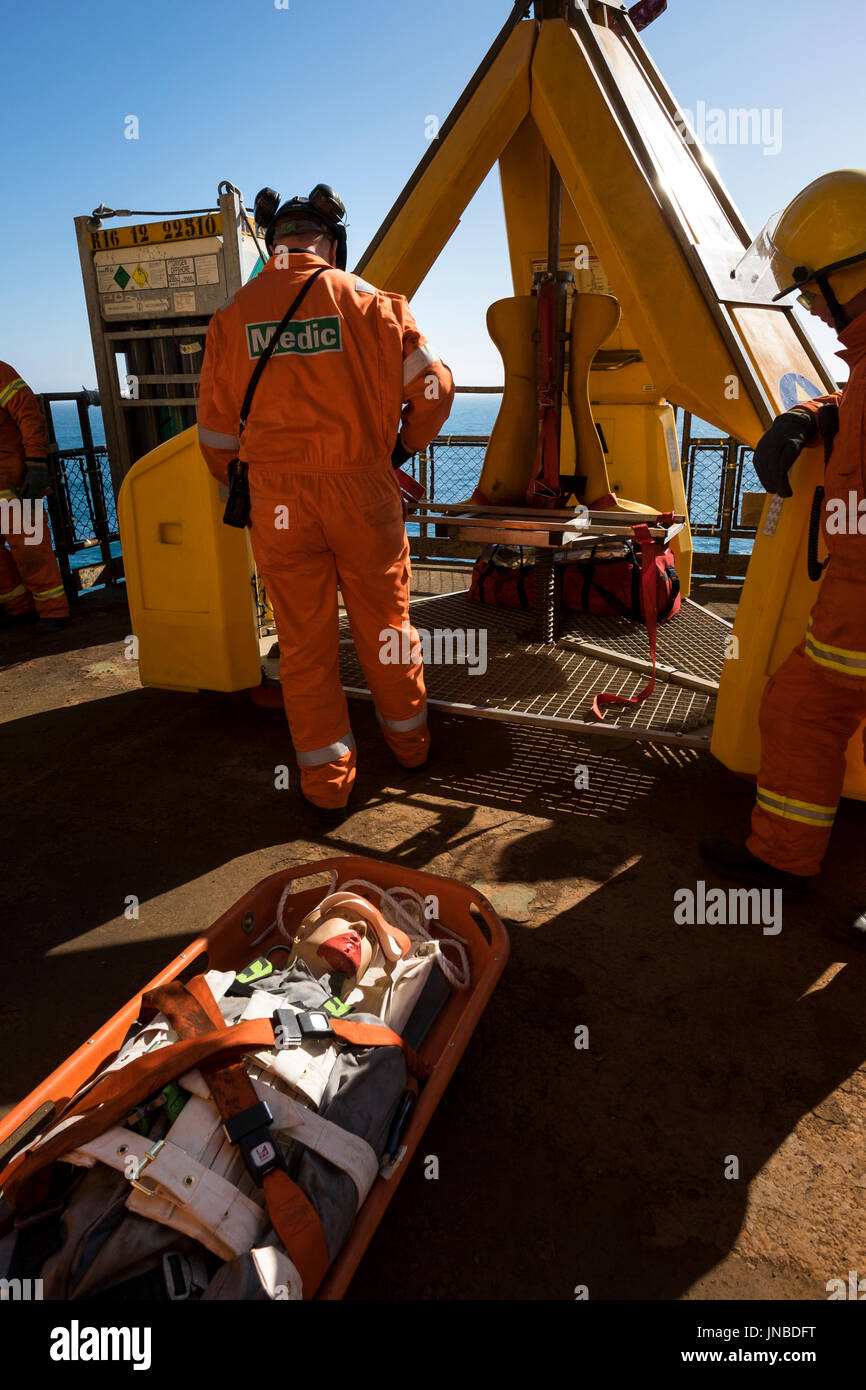 Ein Sanitäter mit orangefarbenen Overalls/Overalls, Dummy Unfall auf einer Bahre in den Frosch geladen werden. Quelle: LEE RAMSDEN/ALAMY Stockfoto