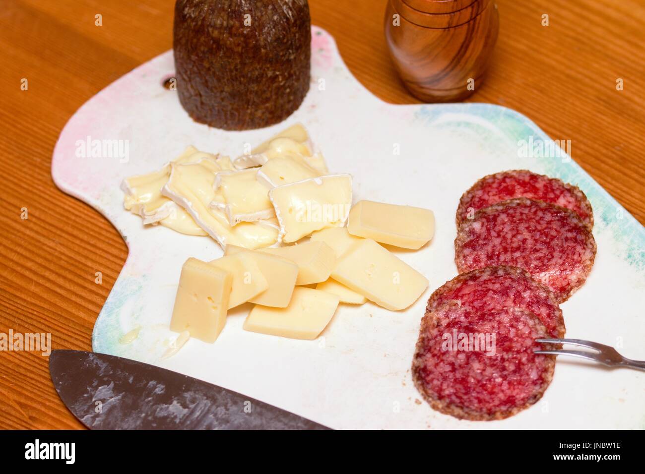 Wahl-Käse und Salami geschnitten in Stücke und Scheiben als eine hausgemachte Vorspeise Stockfoto