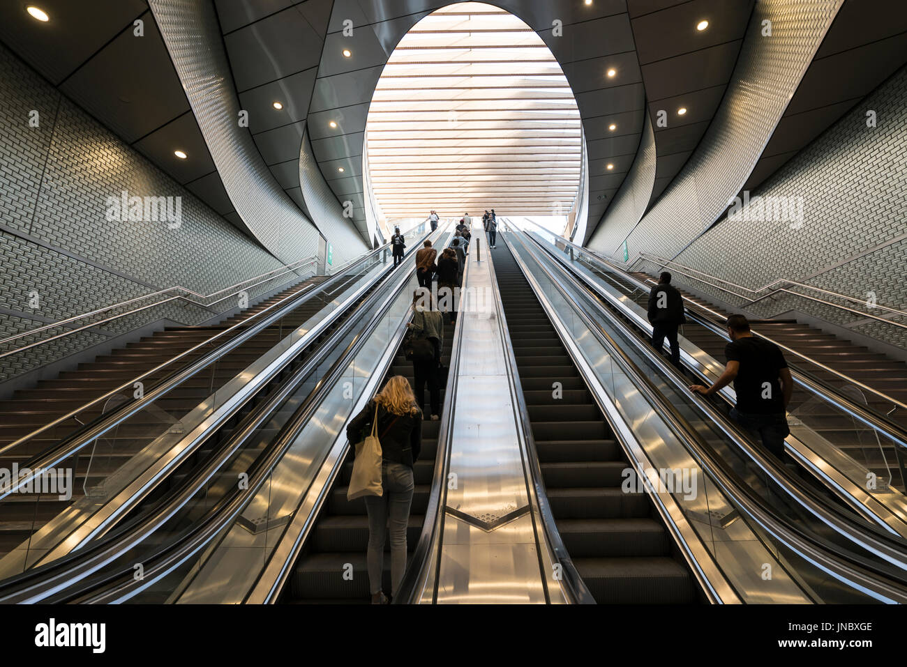 Ein Blick auf die Rolltreppen mit der modernen Struktur in eine Metro-Station in Paris Stockfoto