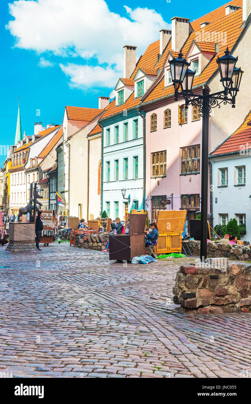 Riga, Lettland - 3. September 2014: Street Market und Personen im historischen Zentrum in der Altstadt von Riga, Lettland, baltische Land. Stockfoto