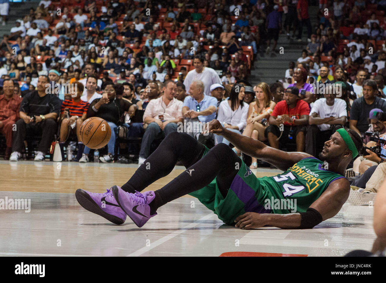 Captain Kwame Brown #54 3 Headed Monsters legt Boden, nachdem er versucht hat, seinen Elfmeter zurückzuholen, der während Spiel #3 gegen 3 Company Big3 Week 5 3-on-3 Turnier UIC Pavilion 23,2017. Juli Chicago, Illinois von Backboard abprallte. Stockfoto