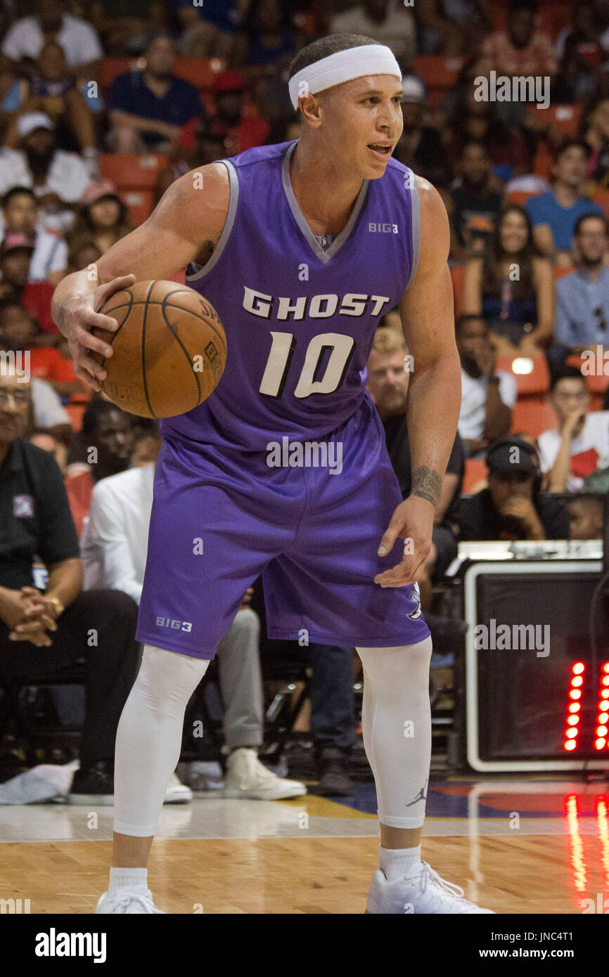 Kapitän Mike Bibby #10 Ghost Ballers Ball dribbelt während Spiel Nr. 4 gegen Killer 3 s Big 3 Woche 5 3-on-3 Turnier UIC-Pavillon Juli 23,2017 Chicago, Illinois. Stockfoto