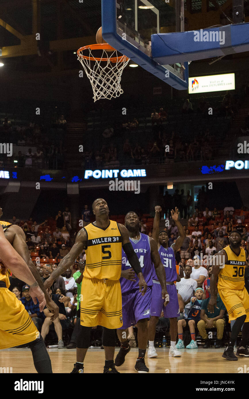 Co - Kapitän Ricky Davis #31 Ghost Ballers schießt Spiel hinweisen, dass gewann sie Spiel während Spiel Nr. 4 gegen Killer 3 s Big 3 Woche 5 3-on-3 Turnier UIC-Pavillon Juli 23,2017 Chicago, Illinois. Stockfoto