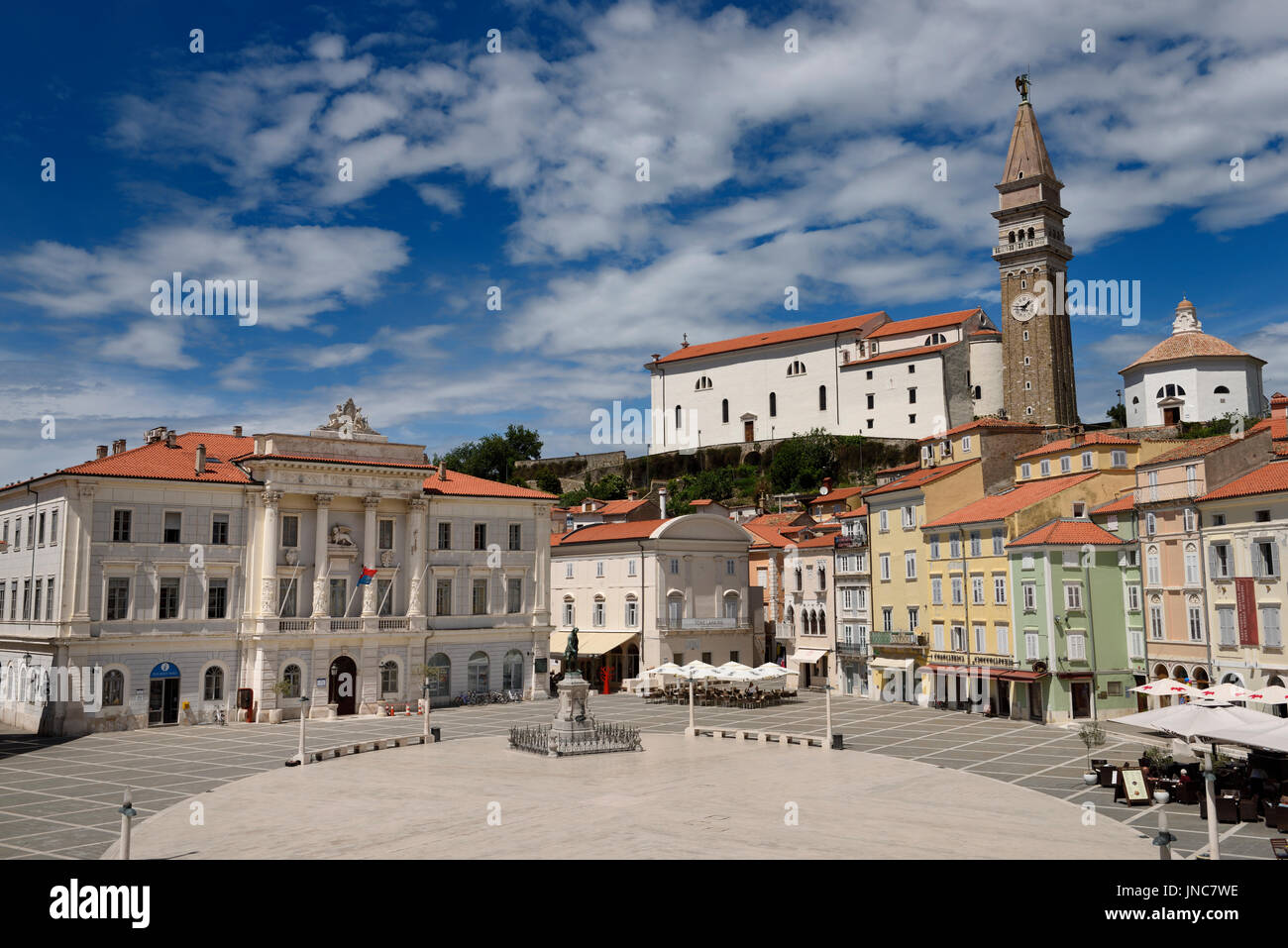 Sunny-Tartini-Platz in Piran Slowenien mit klassischer Architektur des Rathauses, Tartini Statue, St.-Georgs Kirche mit Glockenturm und Baptisterium Stockfoto