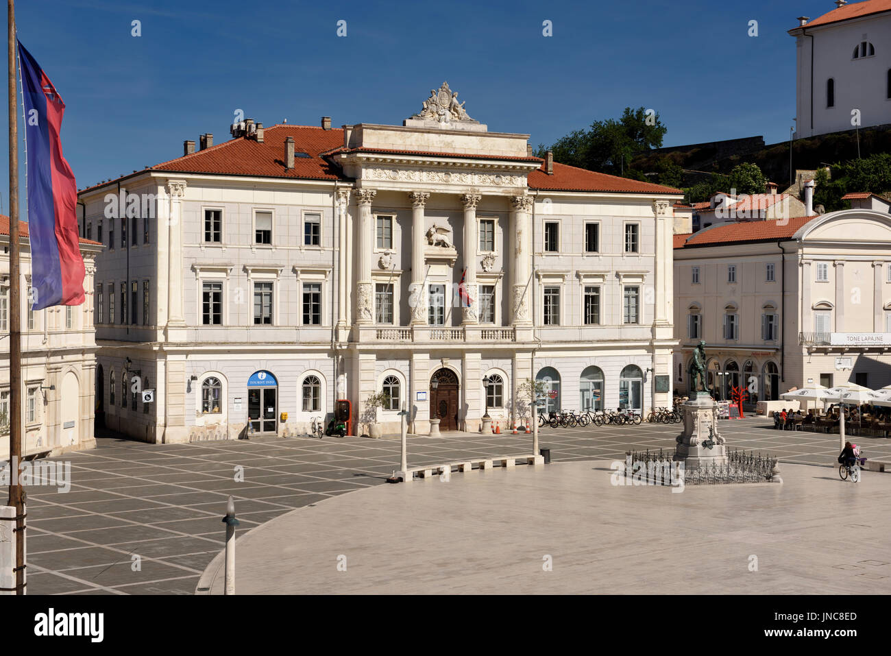 Stadthalle Regierungsgebäude in Slowenien Piran Tartini Platz mit der Statue und Giuseppe Tartini-Denkmal Stockfoto