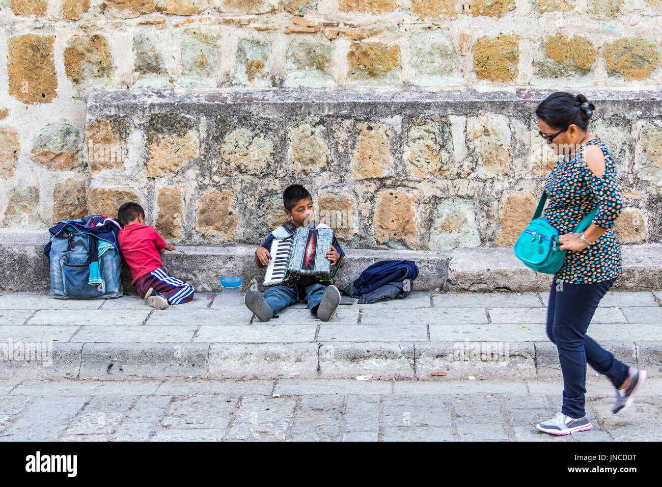 Jungen betteln auf den Straßen in Oaxaca, Mexiko Stockfoto