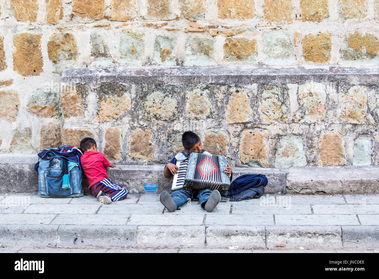 Jungen betteln auf den Straßen in Oaxaca, Mexiko Stockfoto