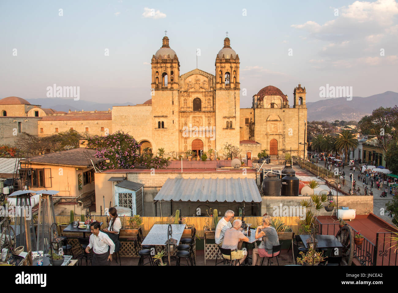 Restaurant auf der Dachterrasse vor Templo de Santo Domingo, Oaxaca, Mexiko Stockfoto