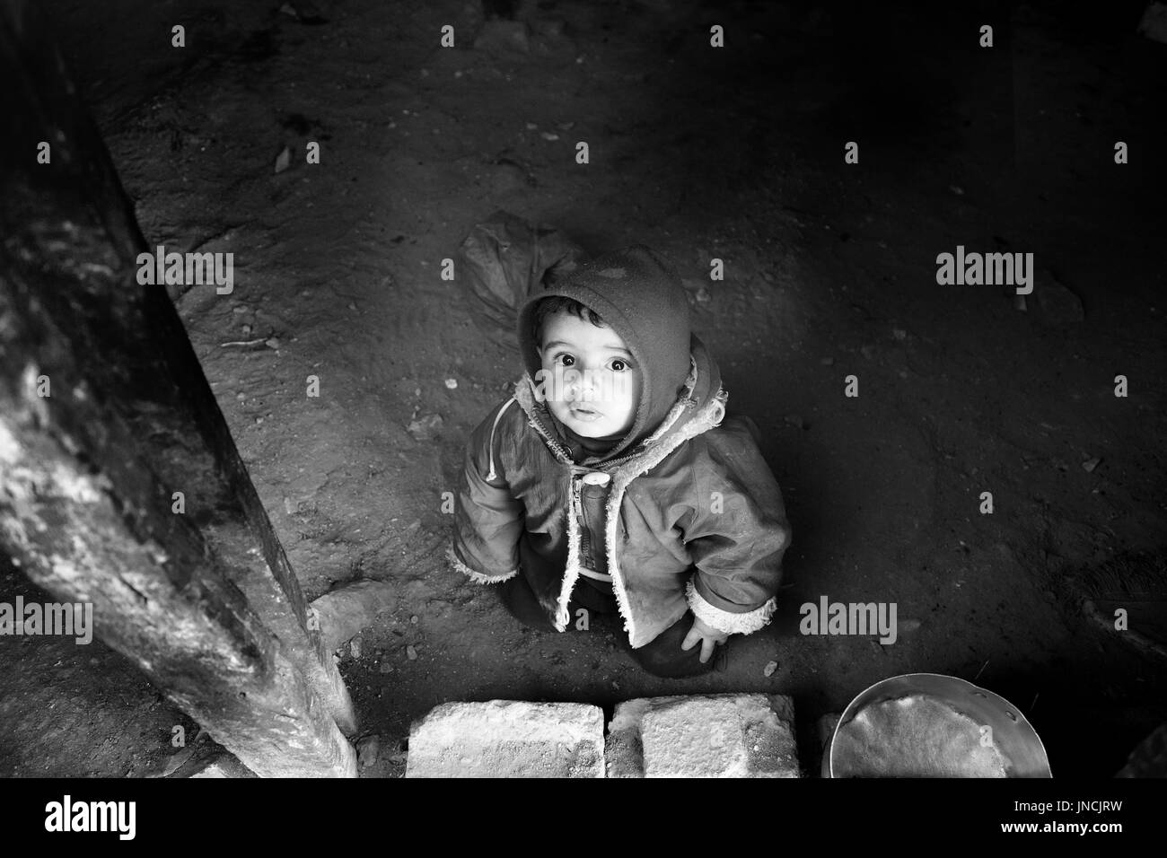 Palästinensischen Beduinen Stamm östlich von Jerusalem, ca. Dezember 2013. Sie erhalten die nomadische Lebensweise. Ziegenzucht ist die Hauptquelle des Einkommens für die c Stockfoto