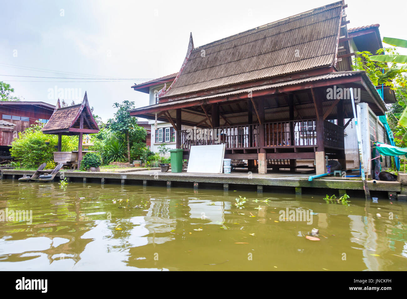 Traditionelle thailändische Häuser auf Lat Ta Niao Kanal von Khlong Lat Mayom Floating Market, Bangkok Thailand Stockfoto