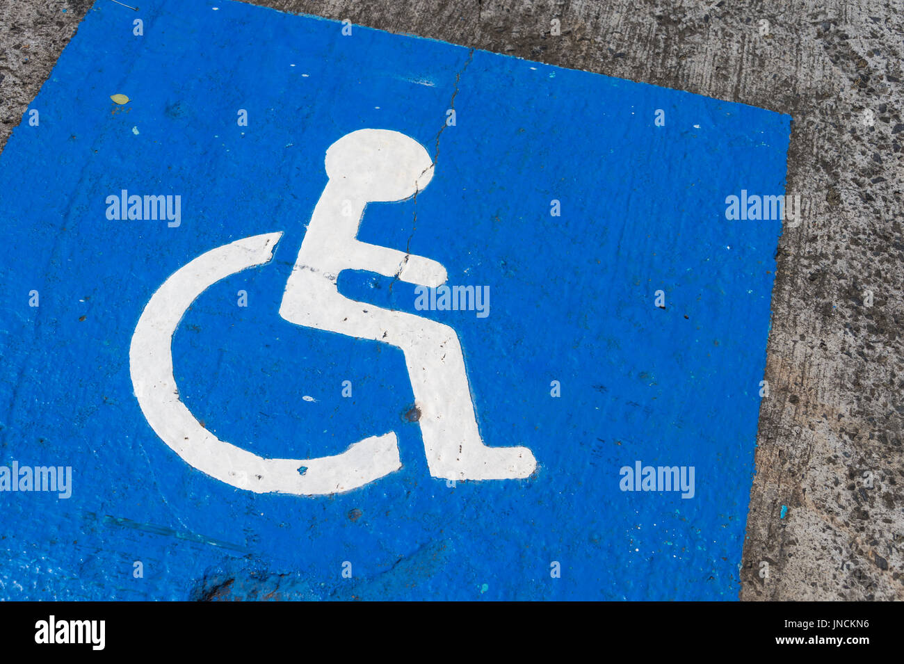 Behinderten Parkplatz Schild blau gemalt auf dunklem Asphalt in Kanada Stockfoto