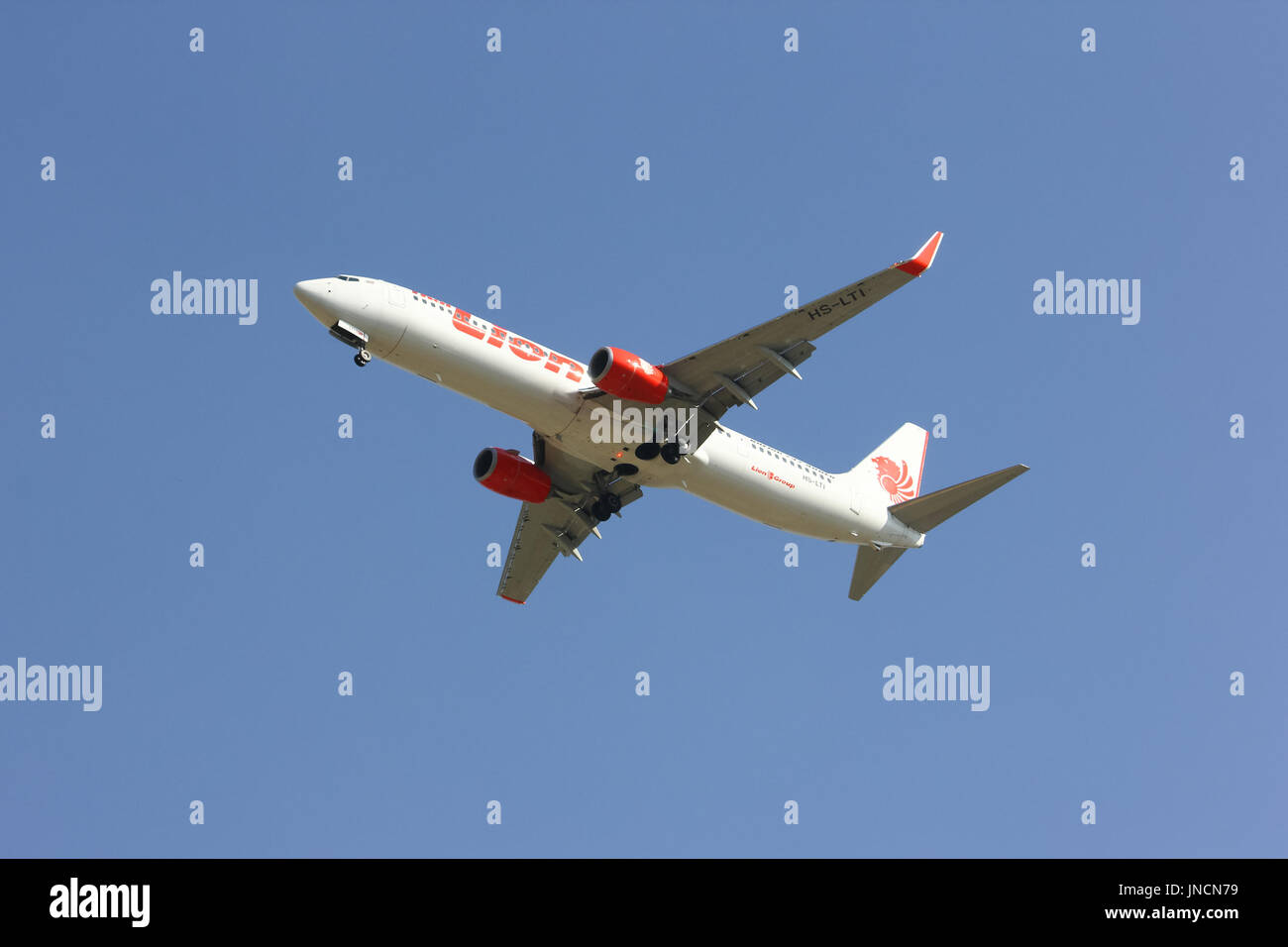 Chiang Mai, THAILAND - 5. Februar 2014: HS-LTI Boeing 737-900ER Thai Lionair Airline, Landung in Chiangmai Flughafen Bangkok Don Muang Flughafen Stockfoto