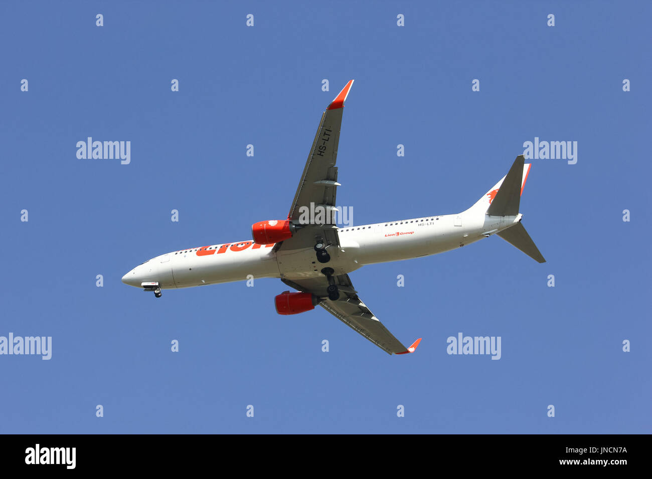 Chiang Mai, THAILAND - 5. Februar 2014: HS-LTI Boeing 737-900ER Thai Lionair Airline, Landung in Chiangmai Flughafen Bangkok Don Muang Flughafen Stockfoto