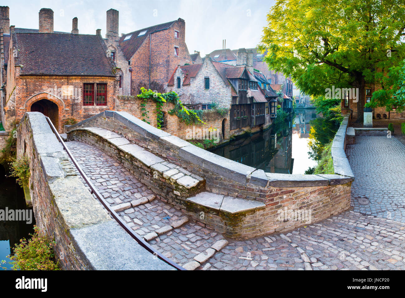 Bonifacius Brücke und Blick auf die Liebfrauenkirche in Brügge, Brügge, in West-Flandern, Belgien Stockfoto