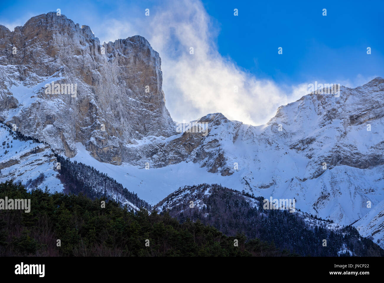 Faraut Berggipfel im Champsaur (Breche de Faraut und Pic de Chabournasse) überdacht in frischem Schnee im Winter. Hautes Alpes, Region PACA, südlichen Fre Stockfoto