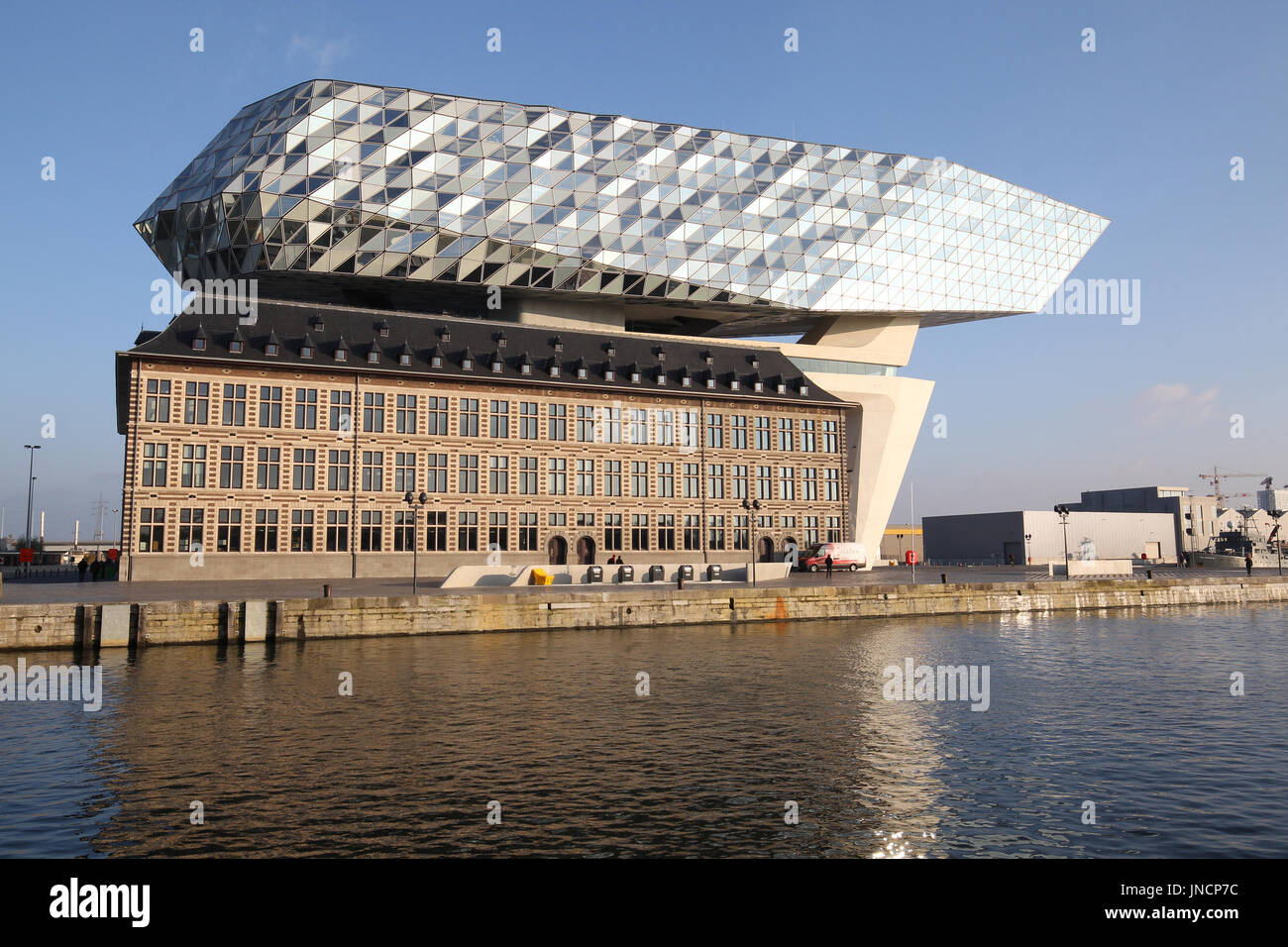Die Port-House ist der Hauptsitz der Antwerpener Hafenbehörde. Es befindet sich in Antwerpen, Flandern, Belgien. Stockfoto
