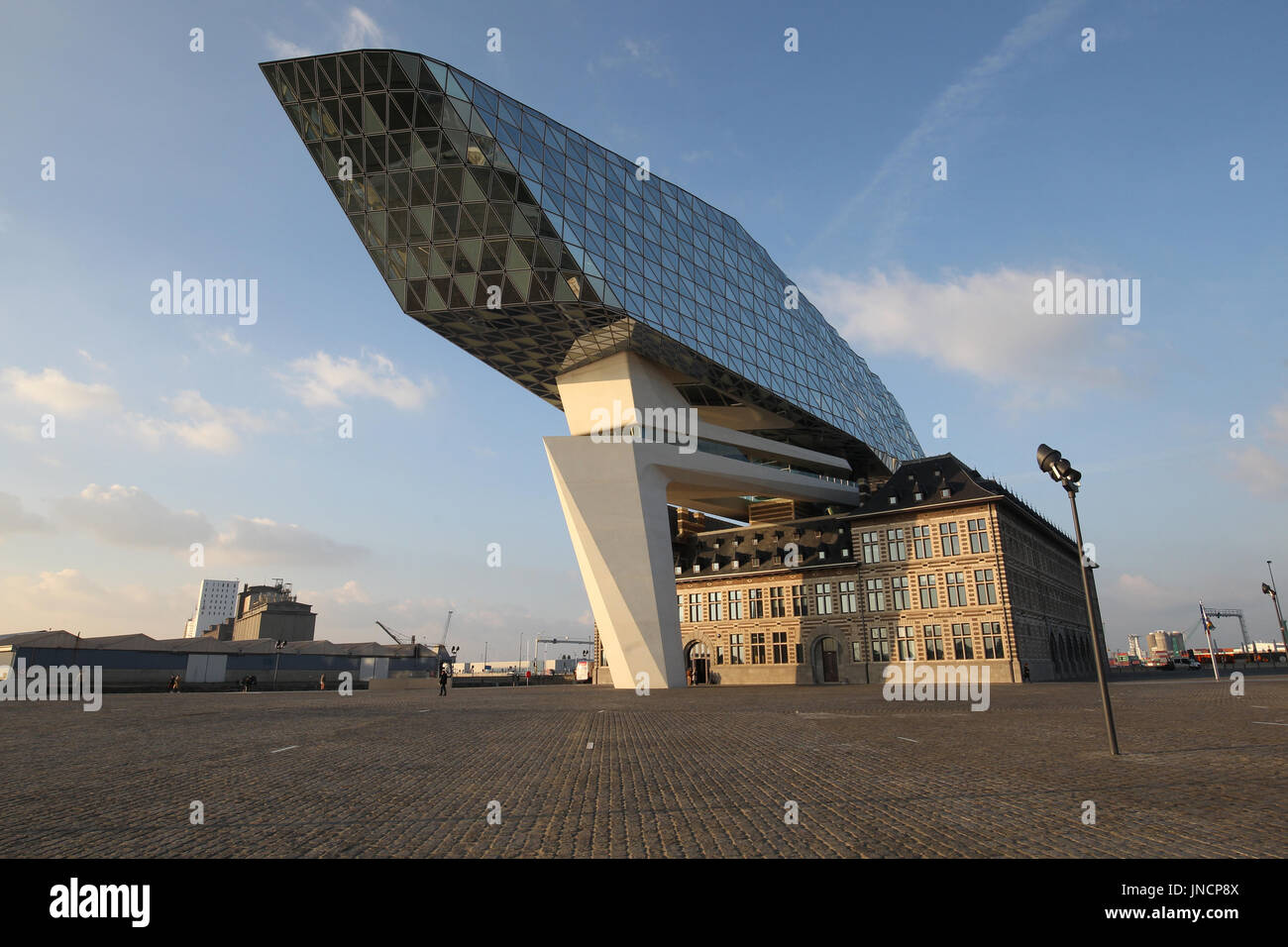Die Port-House ist der Hauptsitz der Antwerpener Hafenbehörde. Es befindet sich in Antwerpen, Flandern, Belgien. Stockfoto