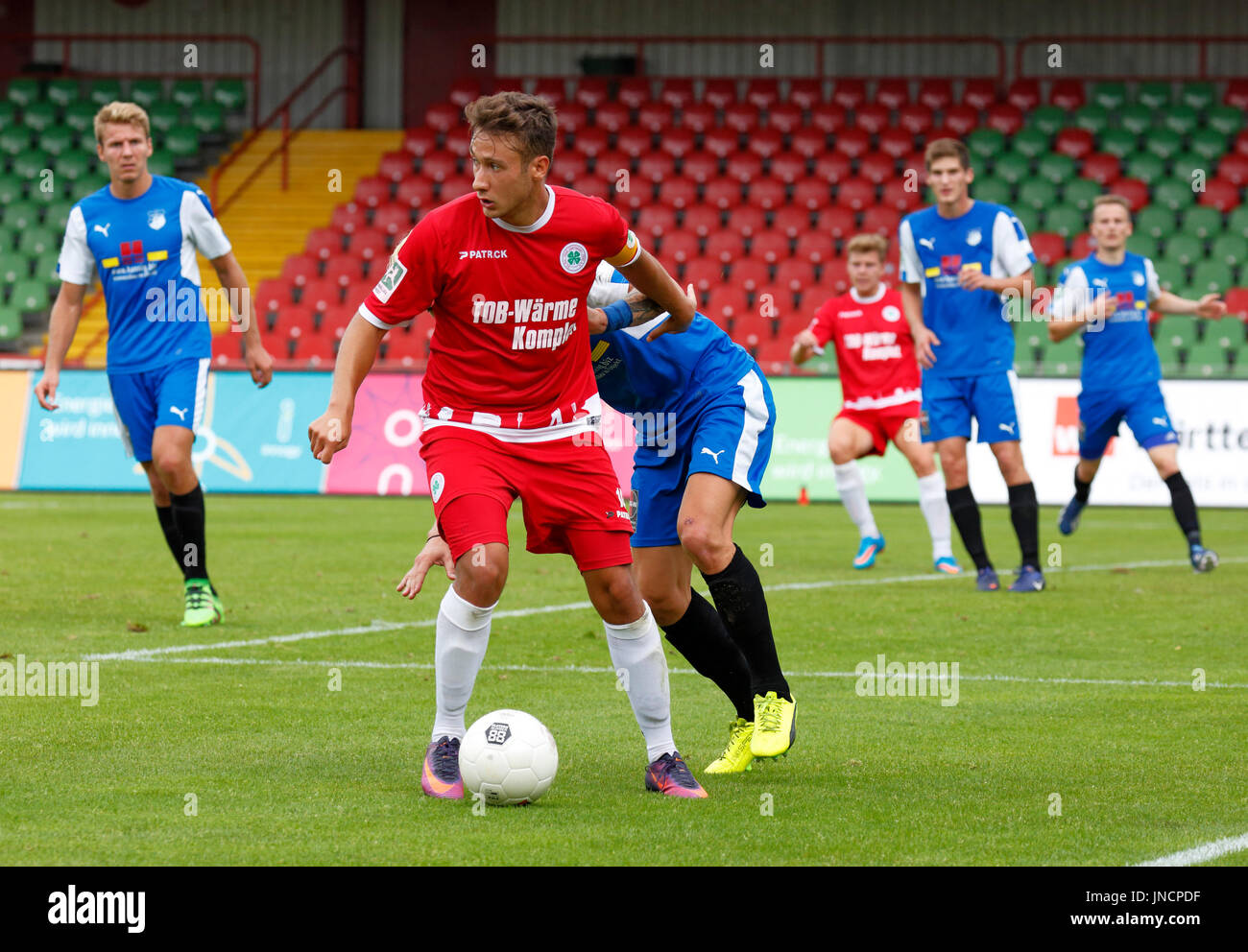 Sport, Fußball, Regionalliga West, 2017/2018, Rot Weiss Oberhausen Vs SV Westfalia Rhynern 2:1, Stadion Niederrhein in Oberhausen, Szene des Spiels, team-Kapitän Patrick Bauder (RWO) in Ballbesitz, verließ Patrick Polk (Rhynern) Stockfoto