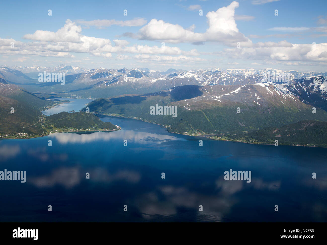 Gebrochen Kumuluswolke gesehen von oben nach unten über Berge, Fjorde im Westen in der Nähe von Tromsø Stockfoto