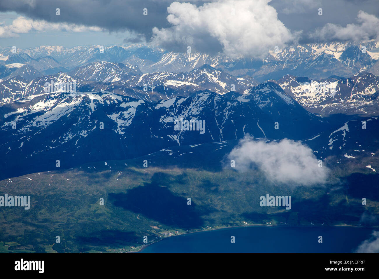 Gebrochen Kumuluswolke gesehen von oben nach unten über Berggipfel, Fjorde im Westen in der Nähe von Tromsø Stockfoto