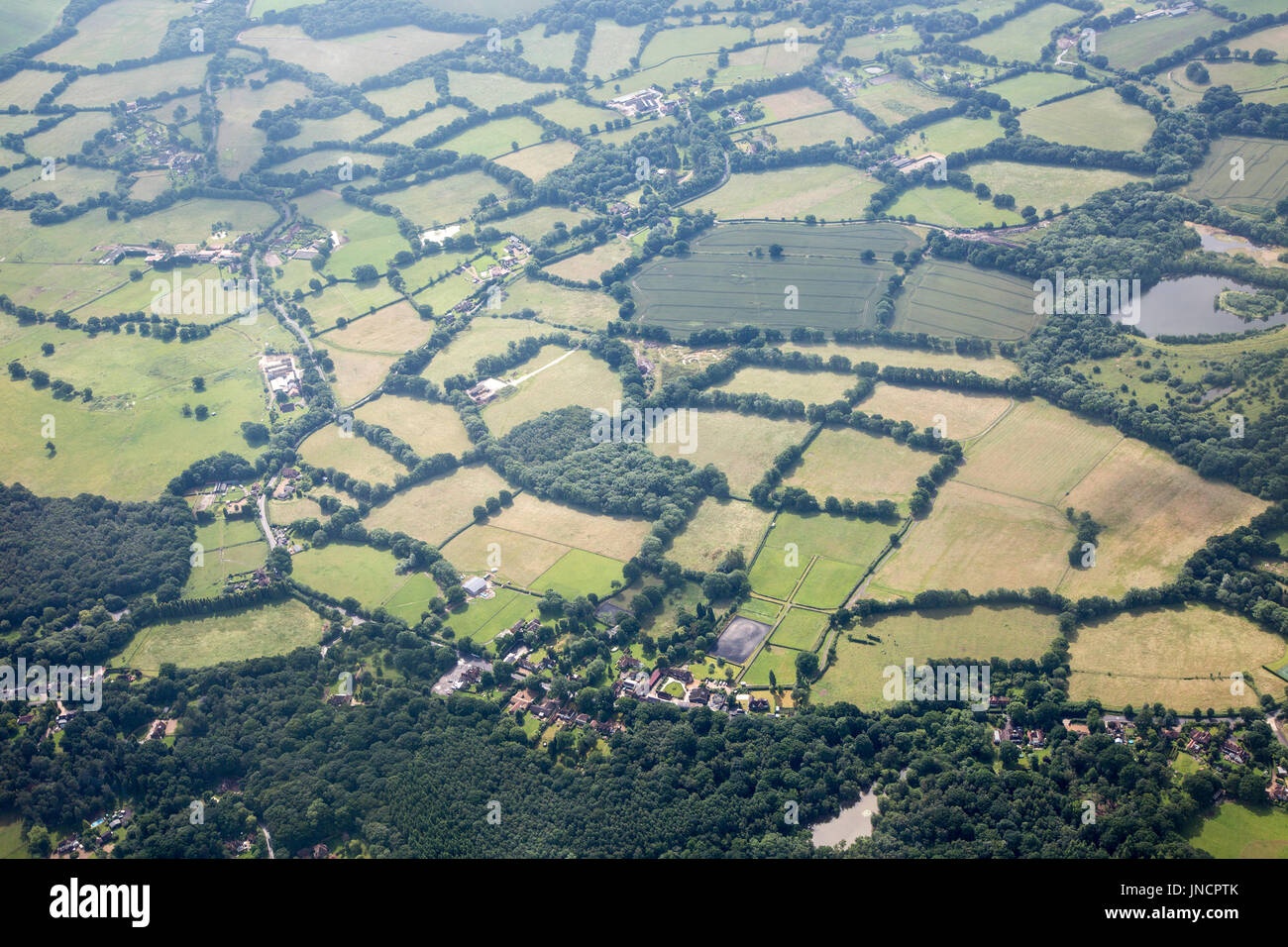 Ein Flickenteppich von Feldern gesehen aus der Luft in der Nähe von Gatwick Flughafen, London, England, UK Stockfoto