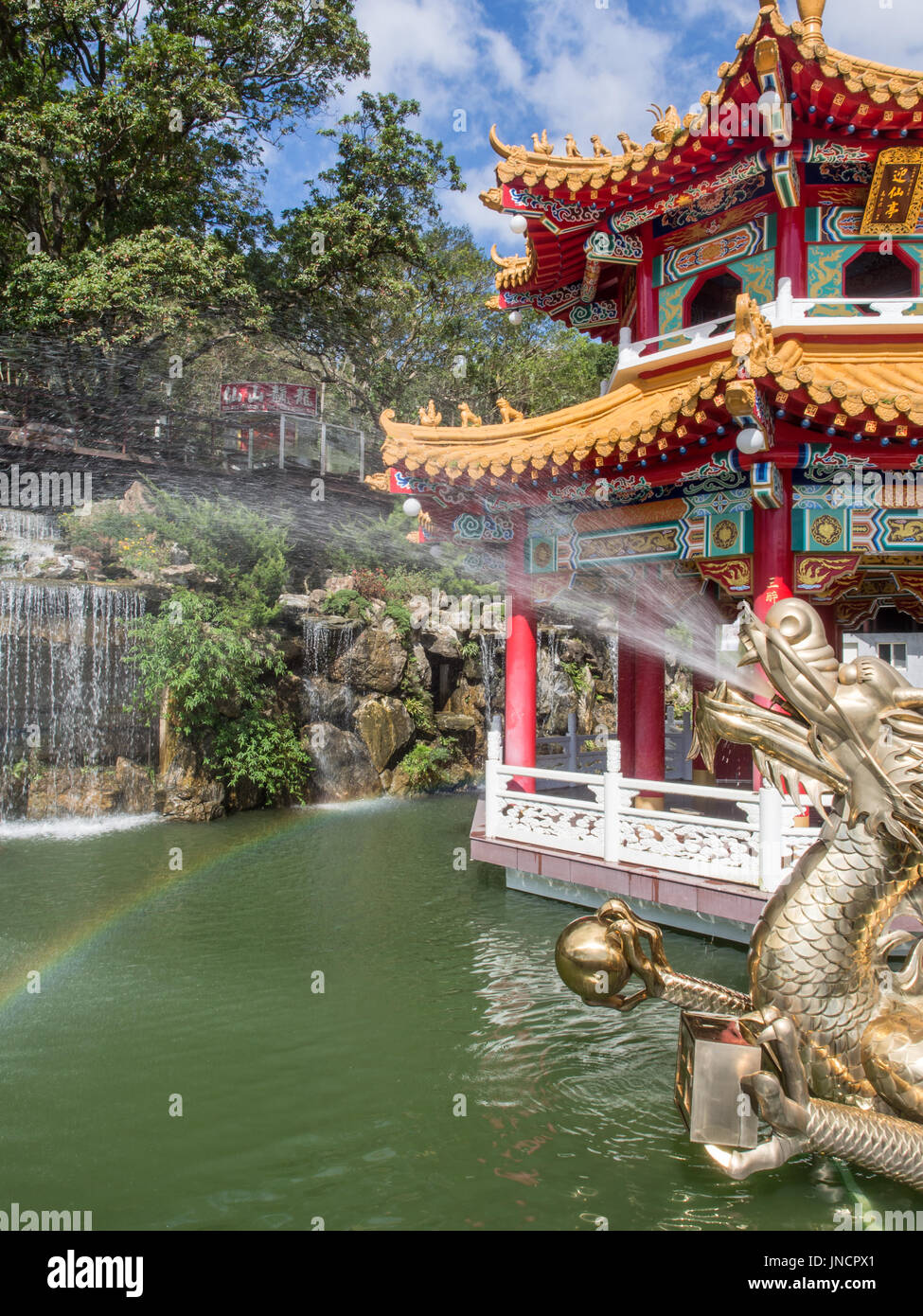 Farbenprächtige Pagode und Gold Drache in der Nähe des zhinan Temple Station der Gondelbahn maokong, Taipei, Taiwan Stockfoto