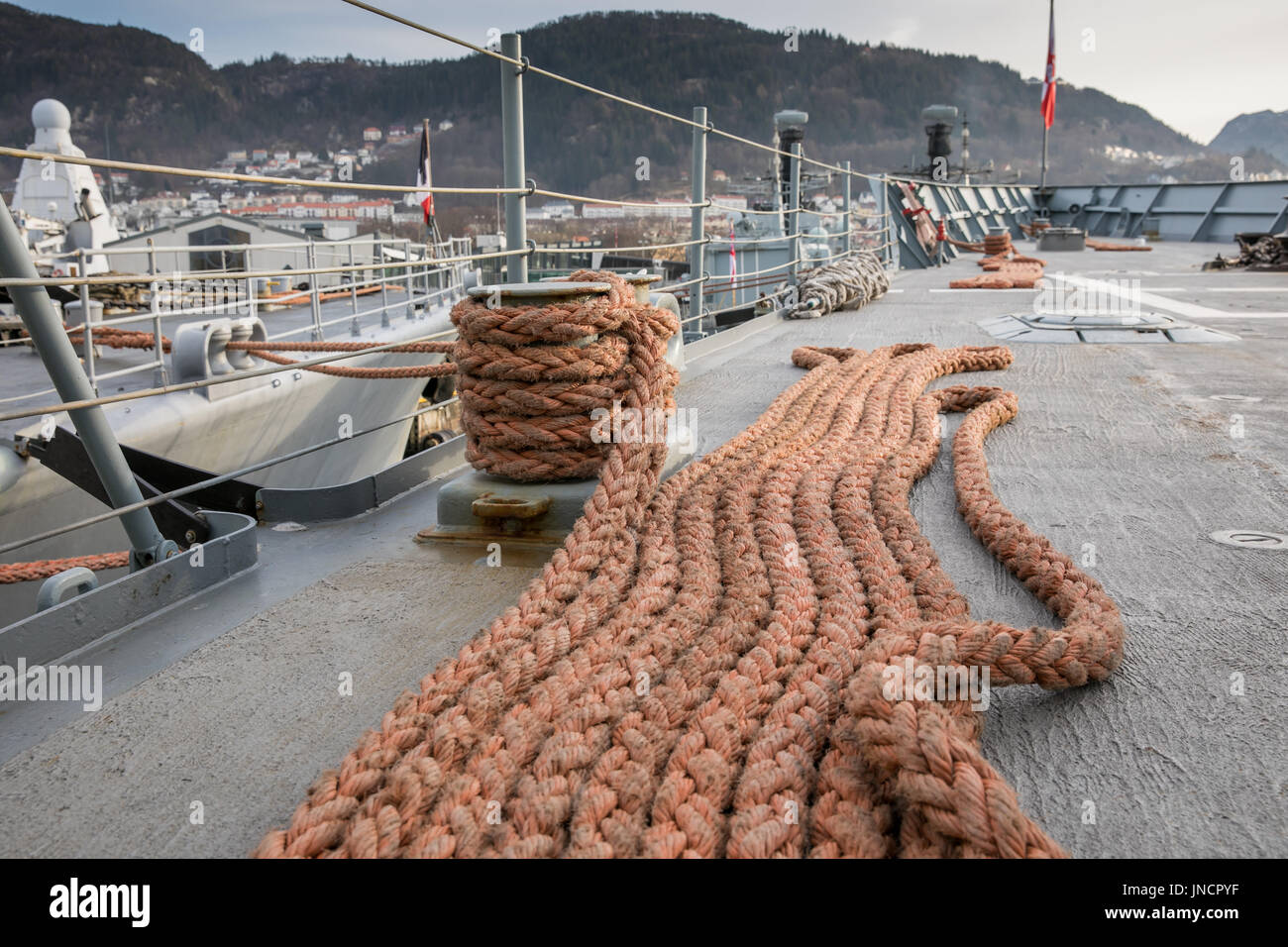 Dicken Seilen auf einem Deck von Marineschiffen im Hafen von Bergen Stockfoto
