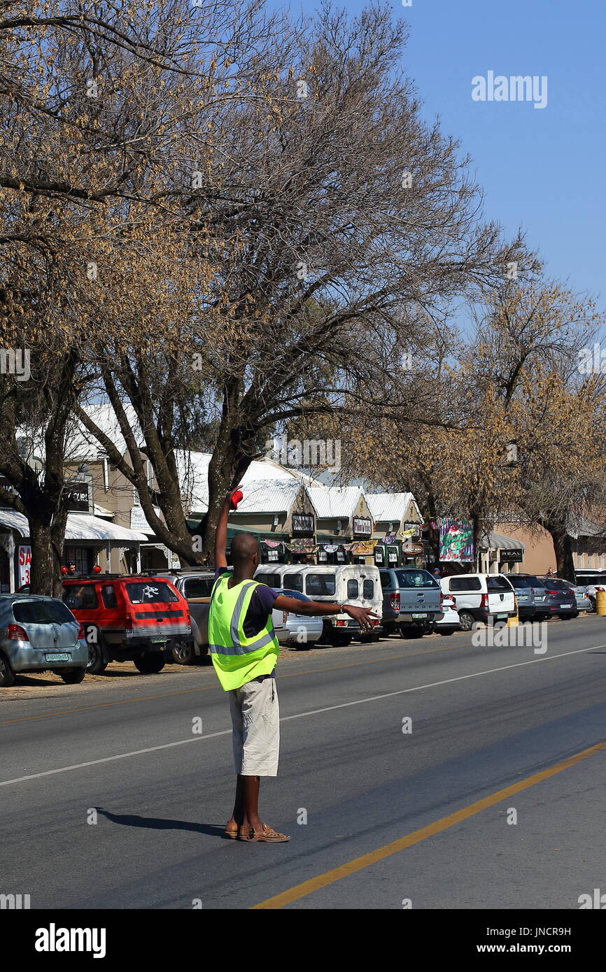 Parys, Provinz Freistaat Südafrika - unbekannte casual Parkwächter unterstützt Autofahrer zu finden, Parkplätze, Einkommen von Tipps zu generieren Stockfoto