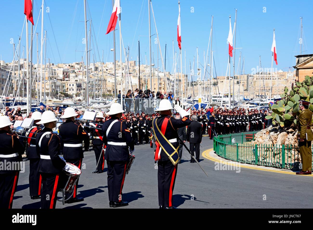 Freedom Day Feierlichkeiten mit militärischem Personal und einer Blaskapelle von Freedom Day Denkmal, Vittoriosa, Malta, Europa. Stockfoto
