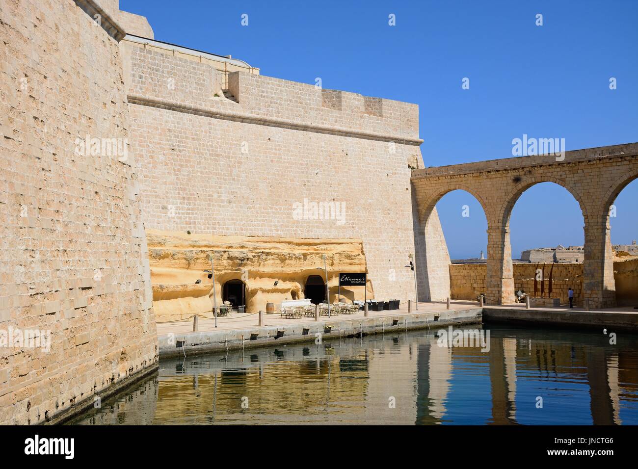 Straßencafé in Fort St. Angelo, Vittoriosa (Birgu), Malta, Europa. Stockfoto