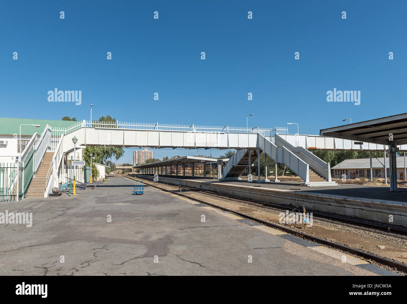 WINDHOEK, NAMIBIA - 17. Juni 2017: Plattformen und eine Fußgängerbrücke am Bahnhof in Windhoek Stockfoto